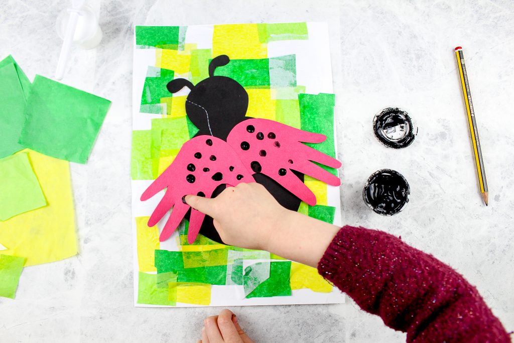 Arty Crafty Kids | Handprint Ladybug Craft - a simple bug art and craft idea for kids to enjoy as part of a minibeast topic. Simply download and print the ladybug printable template to get started!