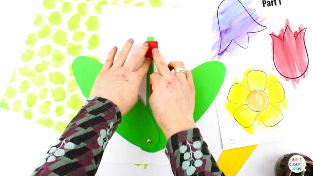 Arty Crafty Kids | 3D Spring Flower Craft for Kids. Using our printable templates, create a Spring Flower that pops from the page! A fun and engaging craft for kids #artycraftykids