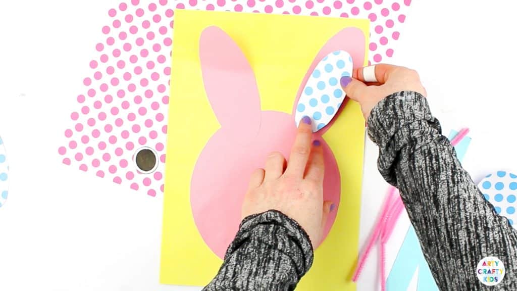 Arty Crafty Kids | Bobble Nose Paper Easter Bunny Craft for kids to make. A sweet and simple Bunny Spring or Easter Craft for Kids with a printable bunny template @artycraftykids