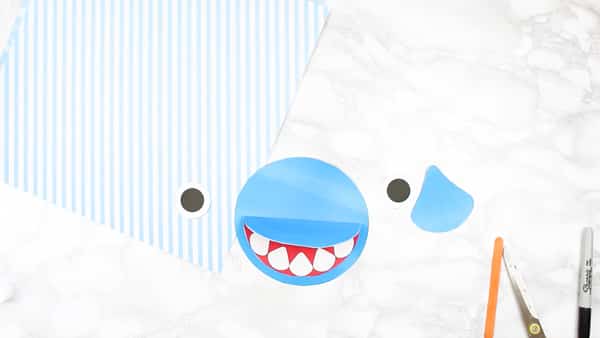 How to make a Shark Father's Day card  -  Inspired by the  Baby Shark Song! A super cute printable shark craft that's perfect for shark week and an 'ocean animal' themed topic at school. #sharkweek #fathersdaycard #craftsforkids #underthesea