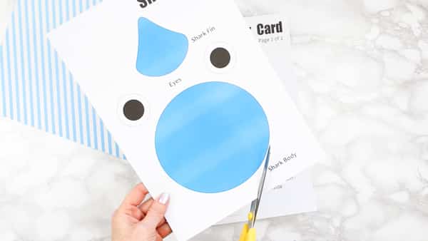 How to make a Shark Father's Day card  -  Inspired by the  Baby Shark Song! A super cute printable shark craft that's perfect for shark week and an 'ocean animal' themed topic at school. #sharkweek #fathersdaycard #craftsforkids #underthesea