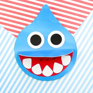 How to make a Shark Father's Day card - Inspired by the Baby Shark Song! A super cute printable shark craft that's perfect for shark week and the 'ocean animal' themed topic at school.