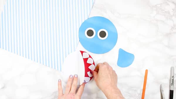 How to make a Shark Father's Day card  -  Inspired by the  Baby Shark Song! A super cute printable shark craft that's perfect for shark week and an 'ocean animal' themed topic at school. #sharkweek #fathersdaycard #craftsforkids #underthesea