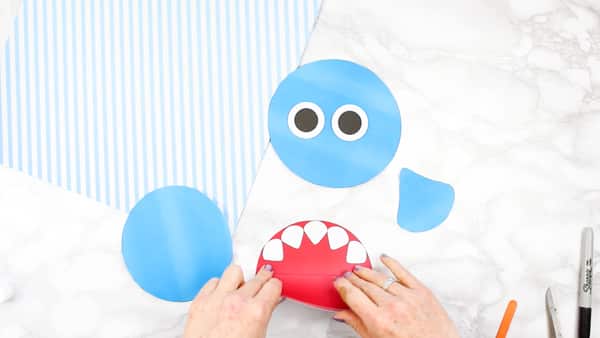 How to make a Shark Father's Day card  -  Inspired by the  Baby Shark Song! A super cute printable shark craft that's perfect for shark week and an 'ocean animal' themed topic at school. #sharkweek #fathersdaycard #craftsforkids #underthesea