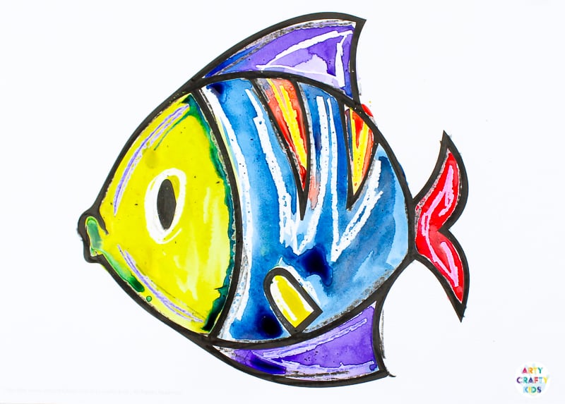 Watercolor and wax crayon resist fish. An under the sea art project for kids. Quick and Easy, download the printable template from the Arty Crafty Kids Club.