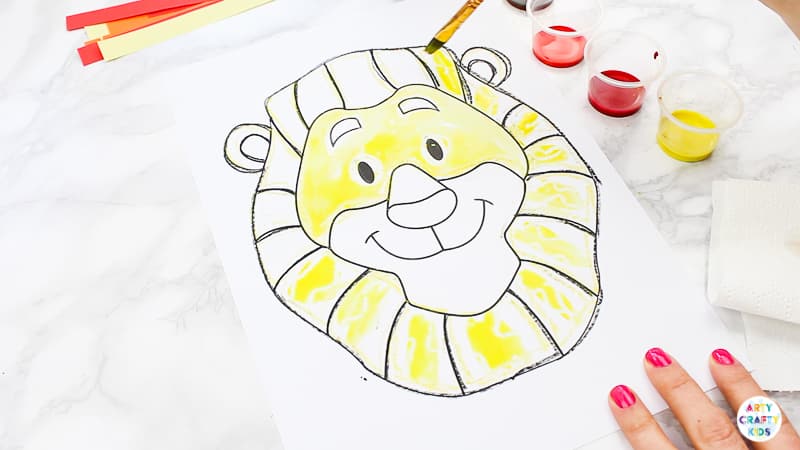 Arty Crafty Kids | Easy Lion Art Project for Kids - A fun and easy art idea for kids to enjoy | Printable lion template available for this easy art project and lion crafts.