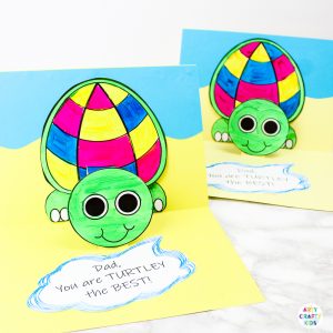 How to Make a Turtle Pop Up Card for Father's Day - a super easy father's day craf t for kids to make this Father's Day #artycraftykids #fathersday #kidscrafts