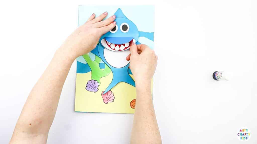 An easy Swimming Baby Shark Craft for kids to make. A great printable shark craft for  Summer and shark week. #artycraftykids #sharkweek #craftsforkids