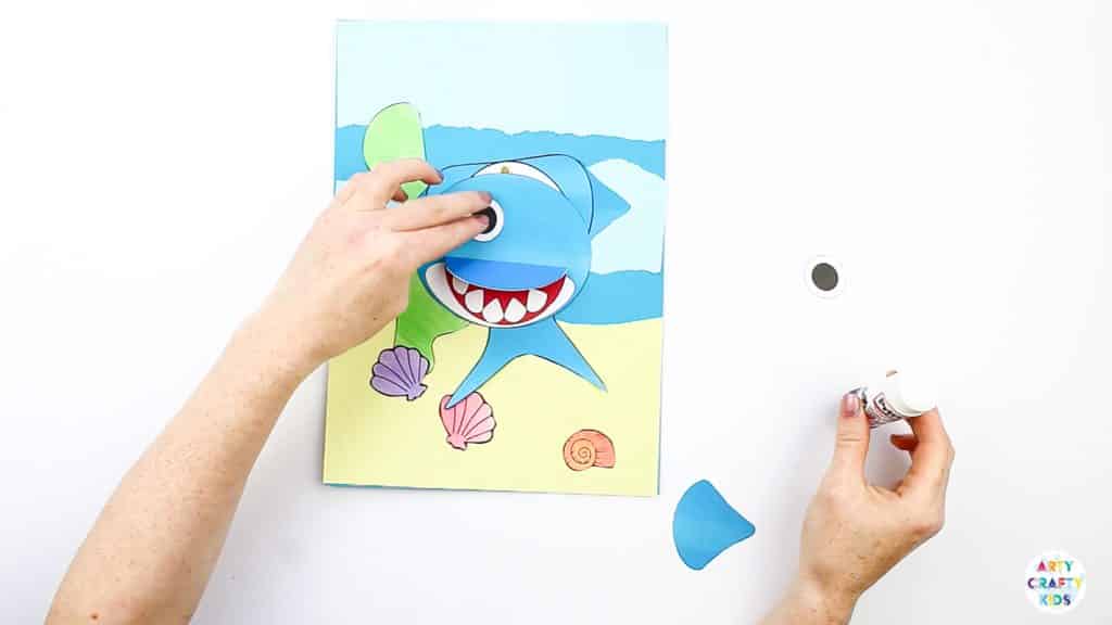 An easy Swimming Baby Shark Craft for kids to make. A great printable shark craft for  Summer and shark week. #artycraftykids #sharkweek #craftsforkids