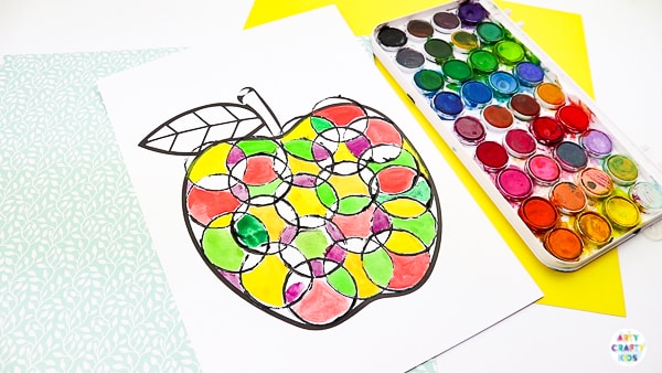 Arty Crafty Kids | Back to School Circle Print Apple Craft | A fun and simple back to school apple craft for kids, with a printable apple template #artycraftykids #autumncrafts