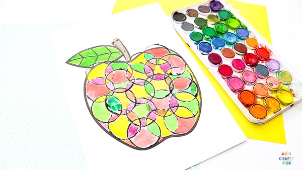 Arty Crafty Kids | Back to School Circle Print Apple Craft | A fun and simple back to school apple craft for kids, with a printable apple template #artycraftykids #autumncrafts