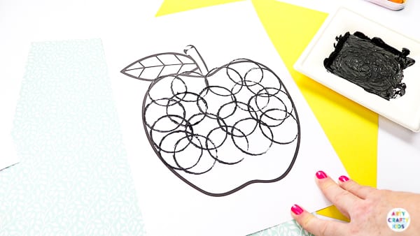 Arty Crafty Kids | Back to School Circle Print Apple Craft | A fun and simple back to school apple craft for kids, with a printable apple template #artycraftykids #autumncrafts