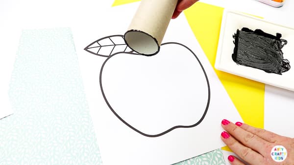 Arty Crafty Kids | Back to School Circle Print Apple Craft | A fun and simple back to school apple craft for kids, with a printable apple template #artycraftykids #autumncrafts