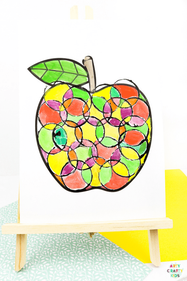 Arty Crafty Kids | Back to School Circle Print Apple Craft | A fun and simple back to school apple craft for kids, with a printable apple template #artycraftykids #autumncrafts