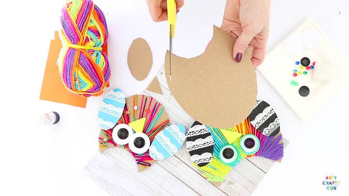 Yarn Wrapped Owl Craft for kids to make with recycled materials. A great fine motor activity for preschoolers and children in kindergarten and early years education.