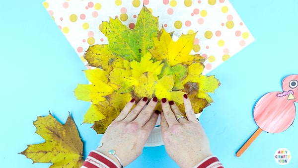 Arty Crafty Kids | Paper Plate Leaf Turkey Craft for kids.  An easy craft for Thanksgiving.