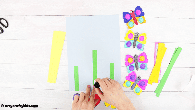 Make a Bobble Butterfly Craft with Spring Flowers with the Kids.  A fun and easy Spring craft that kids will love. The butterfly craft can be completed with our printable butterfly template.