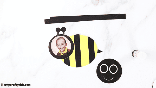 Bee card for kids to make this Mother's Day or Father's Day. An easy Mother's Day craft for kids that can be completed with a printable bee template.