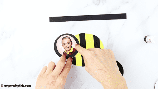 Bee card for kids to make this Mother's Day or Father's Day. An easy Mother's Day craft for kids that can be completed with a printable bee template.