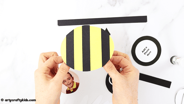 Bee card for kids to make this Mother's Day or Father's Day. An easy Mother's Day craft for kids that can be completed with a printable bee template.