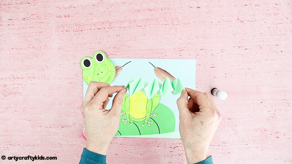 A fun, engaging and easy spring craft for kids: Bobble Head Paper Frog Craft. Incorporate this cute froggy craft into a life cycle of a frog lesson or activity or use it for a Spring display board at school. Download the drop template to get started!