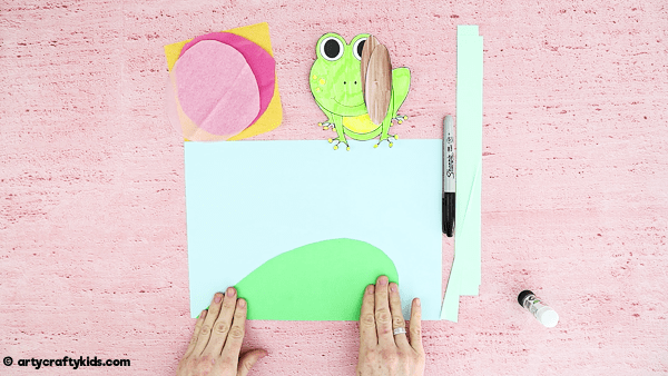 A fun, engaging and easy spring craft for kids: Bobble Head Paper Frog Craft. Incorporate this cute froggy craft into a life cycle of a frog lesson or activity or use it for a Spring display board at school. Download the drop template to get started!
