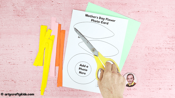 Mother's Day Photo Flower Card for Kids to Make; a special keepsake craft for Mother's Day, personalised with a gorgeous photo of your child.