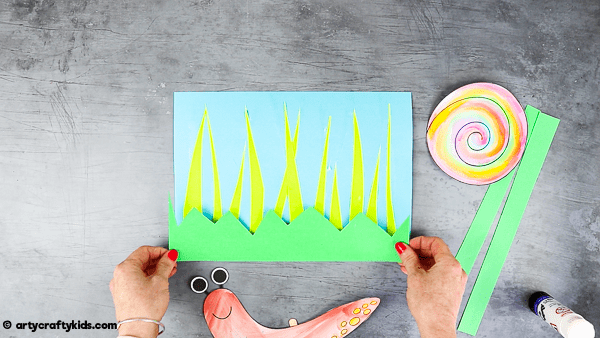 Play snail peek-a-boo with this fun and easy interactive snail craft for kids. This easy bug craft for kids is a lovely way to encourage learning on the topic of mini-beasts