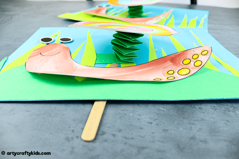 Play snail peek-a-boo with this fun and easy interactive snail craft for kids. This easy bug craft for kids is a lovely way to encourage learning on the topic of mini-beasts