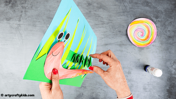 Play snail peek-a-boo with this fun and easy interactive snail craft for kids. This easy bug craft for kids is a lovely way to encourage learning on the topic of mini-beasts