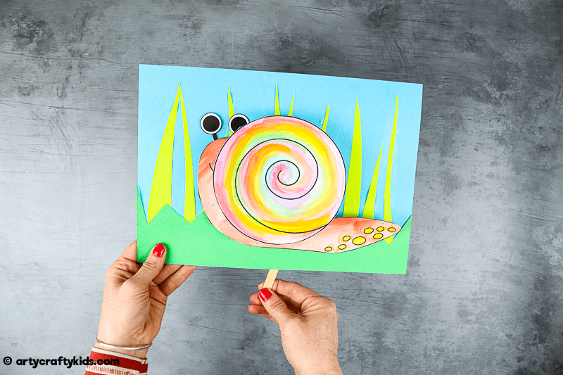 Play snail peek-a-boo with this fun and easy interactive snail craft for kids. This easy bug craft for kids is a lovely way to encourage learning on the topic of mini-beasts