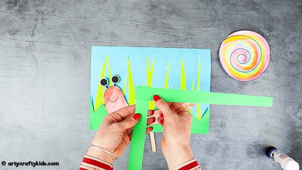 Play snail peek-a-boo with this fun and easy interactive snail craft for kids. This easy bug craft for kids is a lovely way to encourage learning on the topic of mini-beasts