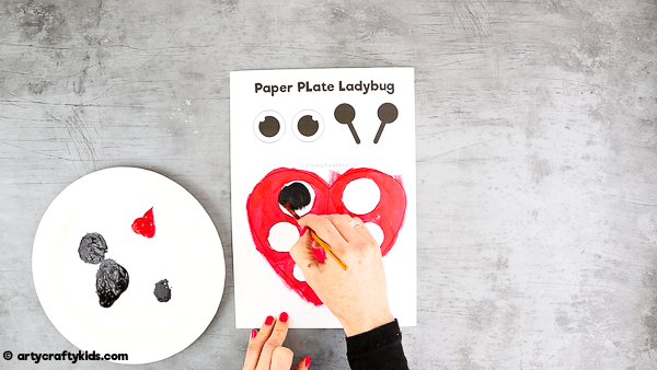 Paper Plate Ladybug Craft for Kids to make. Easy Spring crafts for bug and mini-beast topic.