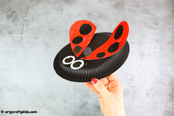 Paper Plate Ladybug Craft for Kids to make. Easy Spring crafts for bug and mini-beast topic.