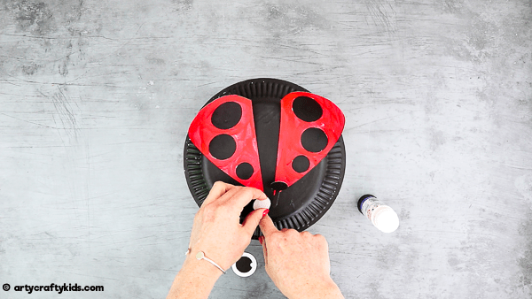 Paper Plate Ladybug Craft for Kids to make. Easy Spring crafts for bug and mini-beast topic.