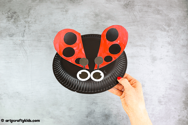 Paper Plate Ladybug Craft for Kids to make. Easy Spring crafts for bug and mini-beast topic.