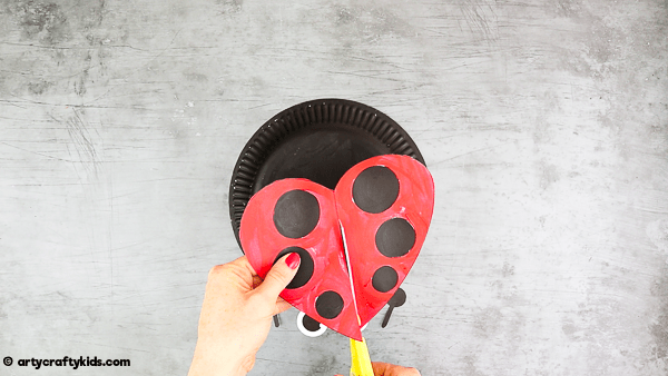 Paper Plate Ladybug Craft for Kids to make. Easy Spring crafts for bug and mini-beast topic.