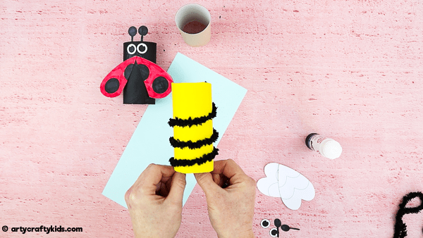 How to Make a Toilet Paper Roll Bee. Cut and easy bee craft for kids.