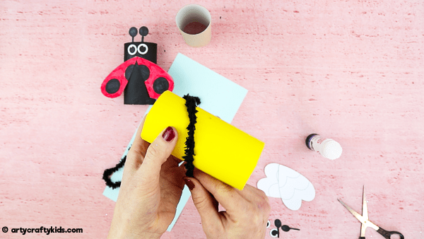 How to Make a Toilet Paper Roll Bee. Cut and easy bee craft for kids.