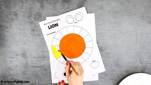 Looking for an easy animal craft to try with the kids? take a look at this super easy and fun 3D Paper Lion Craft.