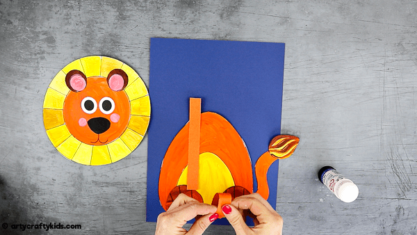 Looking for an easy animal craft to try with the kids? take a look at this super easy and fun 3D Paper Lion Craft.