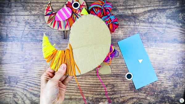 Wrap the yarn around the cardboard bird.