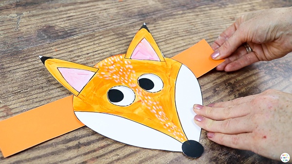 Moving Eye Fox Craft: It's nearly Autumn term (where has the time gone?!) and it brings with it some lovely school topics for children. Changing seasons, forest animals - the colors and textures are great for art and crafts. And this cute, interactive moving eye fox craft is sure to complement any Autumn topic for pre-schoolers and early years.