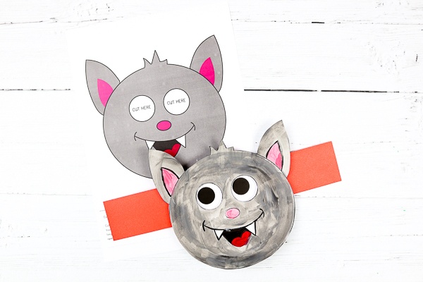 Moving Eyes Bat Craft: Craft meets play with this fun and engaging Halloween Paper toy Craft. 

This simple paper craft can be done independently, at school or at home, and delivers lots of fun once it's completed too.