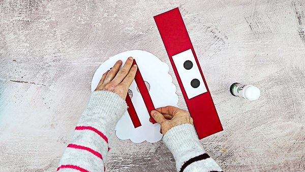 Moving Santa Craft for Kids: This easy Christmas craft is easy enough to be enjoyed independently, with only simple cutting and painting, and the interactive element brings an extra dimension of play, meaning it's ideal for pre-schoolers and school early years.