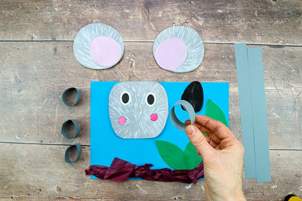 3D Koala Craft for Kids: Celebrate Australia Day with this adorable paper craft for kids - Children can play with paints to create the koalas fur; scrunch and twist tissue paper to make branches and leaves; and use 3D elements to explore depth, perspective and bounce.