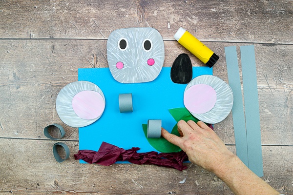 3D Koala Craft for Kids: Celebrate Australia Day with this adorable paper craft for kids - Children can play with paints to create the koalas fur; scrunch and twist tissue paper to make branches and leaves; and use 3D elements to explore depth, perspective and bounce.