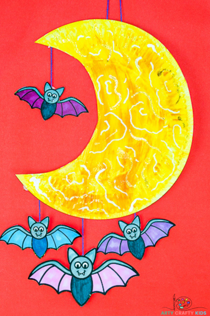 Looking for fun and easy to make crafts for Halloween? This super fun Moon and Bat Mobile - Printable Moon and Bat Craft is great for kids and preschoolers to make! 

Complete with a printable bat template, children can transform a paper plate into a fantastic moon and bat mobile to hang on display for Halloween.