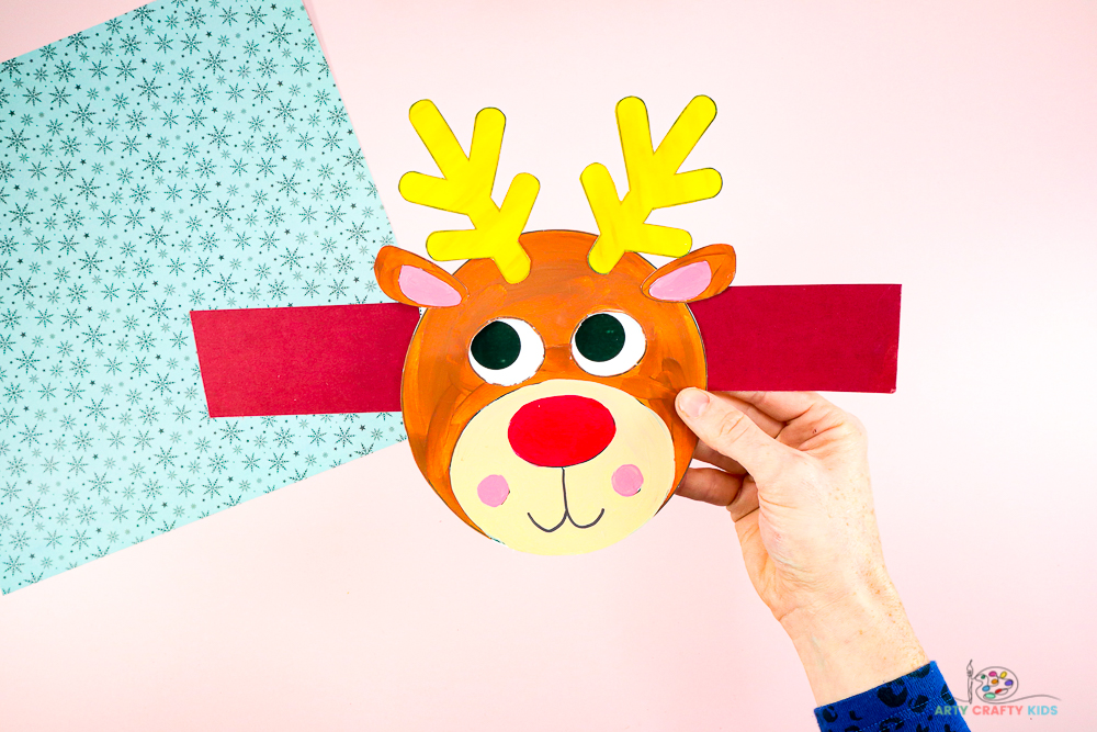 Moving Eyes Reindeer Craft: A fun and interactive Christmas craft for kids. This simple Reindeer Puppet and paper toy is a fantastic craft to support story-telling and your children's favorite Christmas songs.