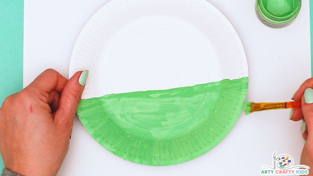 Image showing a hand paper half of a paper plate green.